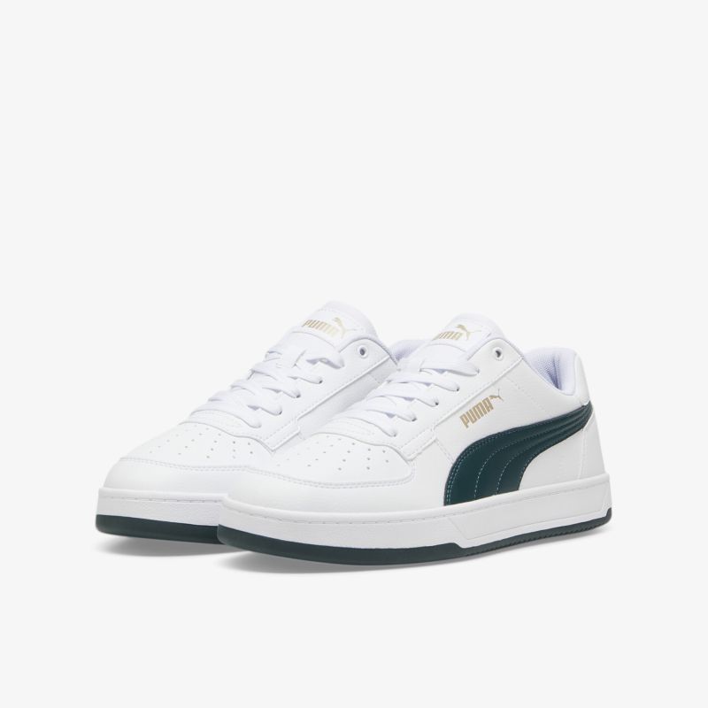 Weiße Sneaker in schräger Frontansicht mit bequemer, stabiler Sohle und sportlichem Design