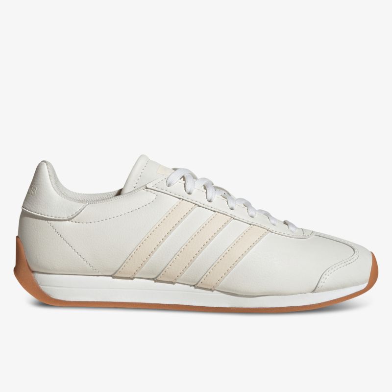 Seitliche Ansicht eines weißen Sneakers mit klassischen drei Streifen und brauner Lauffläche, bequem und stylisch