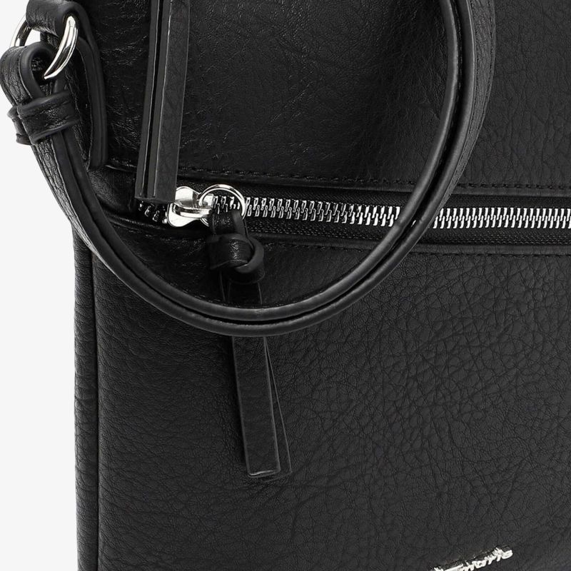 Detailaufnahme einer eleganten schwarzen Tasche mit Reißverschluss und leichtem Glanz