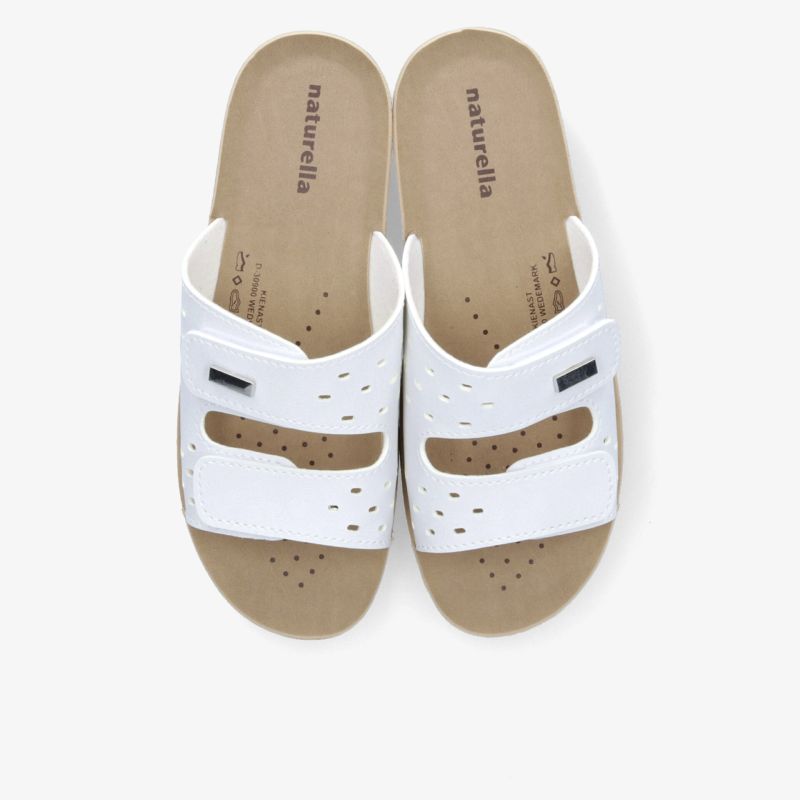 Komfortable weiße Slipper mit atmungsaktivem Fußbett und verstellbaren Riemen, perfekt für den Alltag