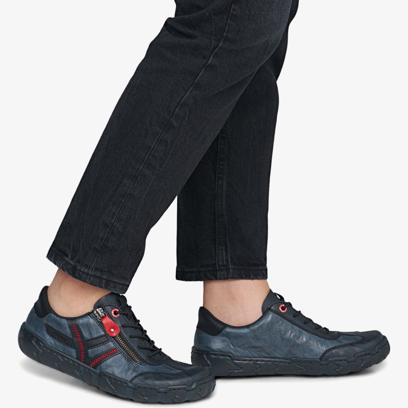 Bequeme Sportschuhe in seitlicher Ansicht, flexibel und atmungsaktiv mit rutschfester Sohle
