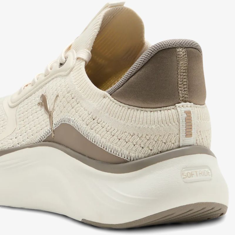 Bequemer Sneaker mit atmungsaktivem Obermaterial und moderner, leichter Sohle, Rückansicht sichtbar