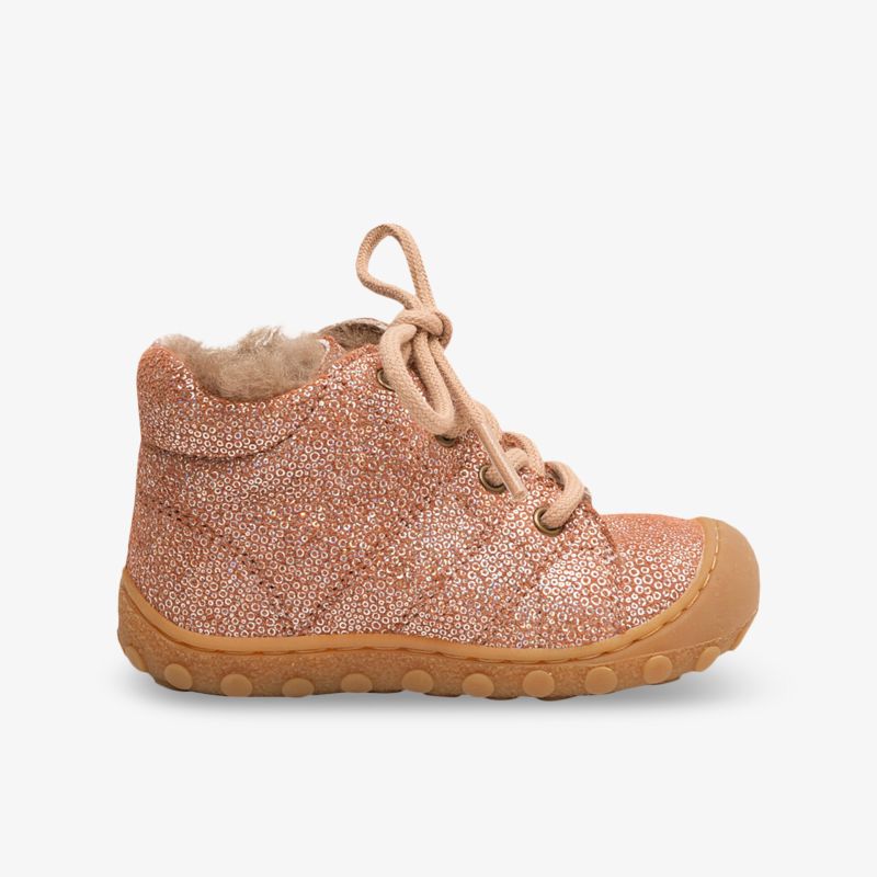 Flexibler, leichter Kinderschuh in Rosé mit weicher Innensohle und rutschfester Gummisohle, seitliche Ansicht