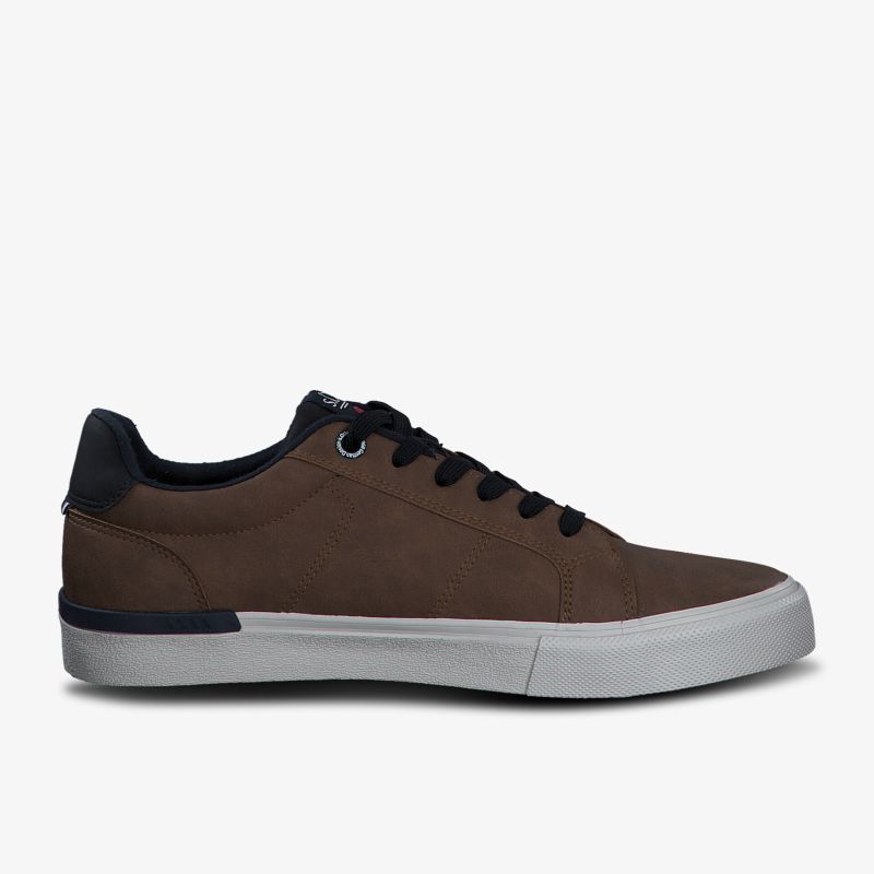 Moderner, brauner Sneaker mit schwarzer Sohle und Schnürung, ideal für lässige und stilvolle Looks.