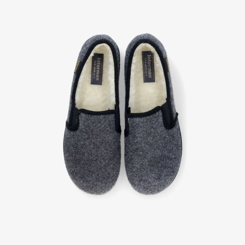 Graumelierte Hausschuhe mit weichem Futter und gepolstertem Komfort, ideal für gemütliche Tage zu Hause.