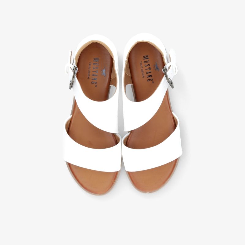 Weißes Sandalenpaar mit zwei breiten Riemen und verstellbarem Verschluss, bequem und modisch für warme Tage