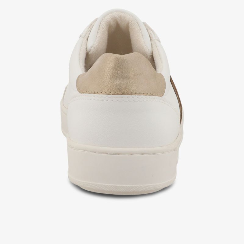 Rückansicht eines weißen Sneakers mit beigem Schuhkragen und robuster, weißer Sohle