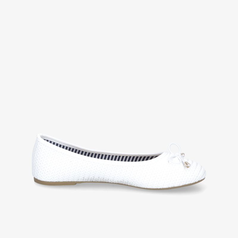 Seitliche Ansicht eines weißen Ballerinas mit flachem Absatz und dekorativem Schleifen-Detail vorne