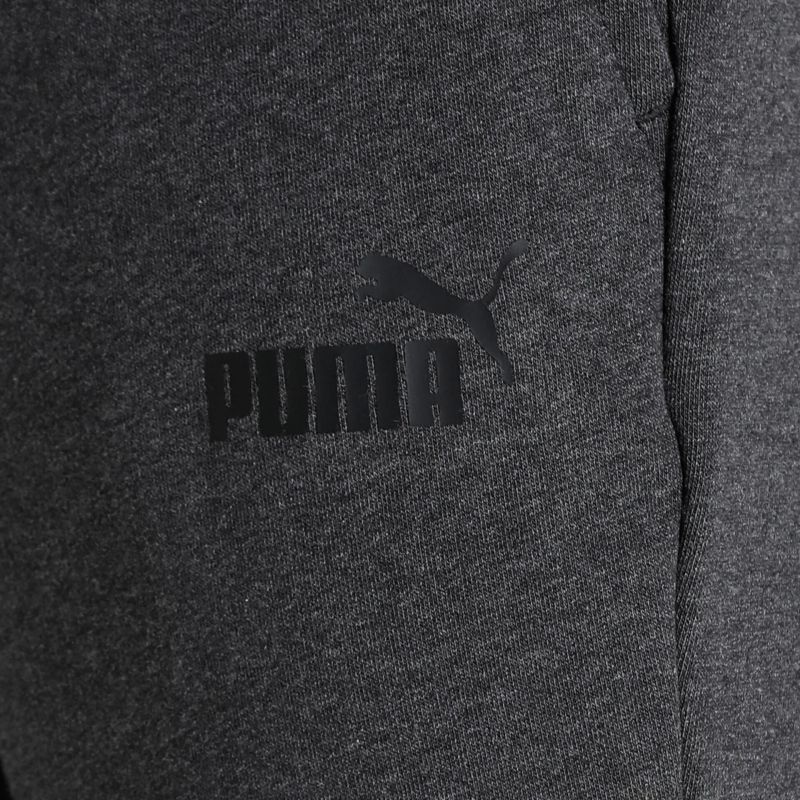 Dunkelgrauer Stoff mit schwarzem Puma Logo in Detailaufnahme, zeigt hochwertige Textur und Verarbeitung