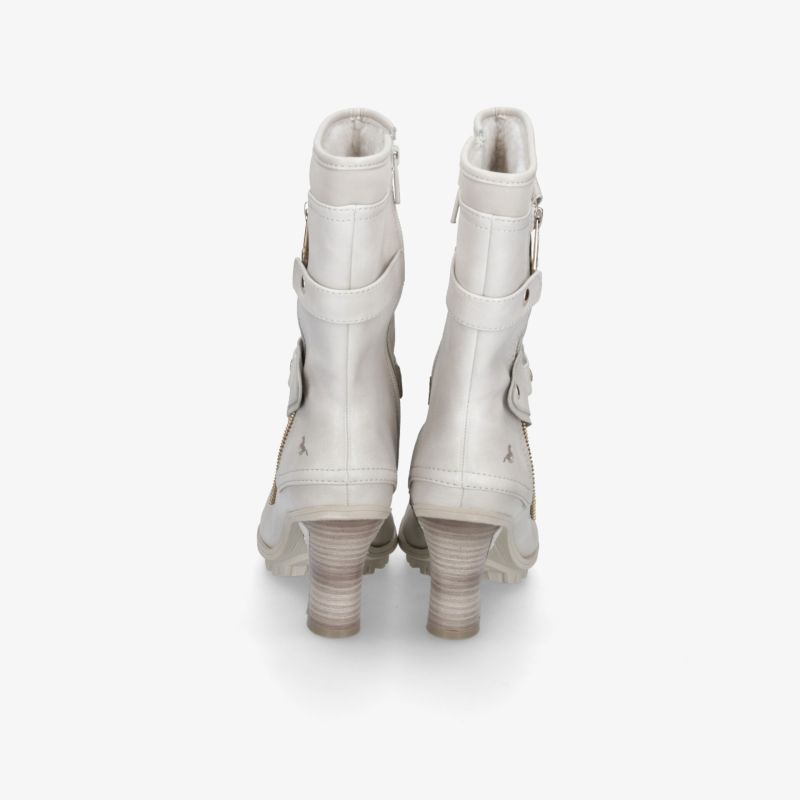 Weißer Stiefel mit mittelhohem Absatz und markanten Schnallen in klarer Rückansicht