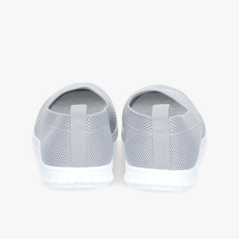 Leichter grauer Sneaker mit atmungsaktivem Material und rutschfester Sohle in klarer Rückansicht