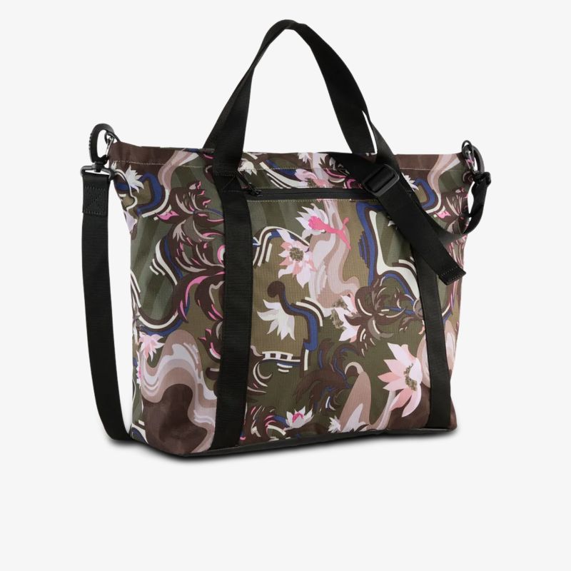 Moderner Shopper mit robustem Material und modischem Camouflage-Muster, praktische Tragegriffe und verstellbarer Schulterriemen