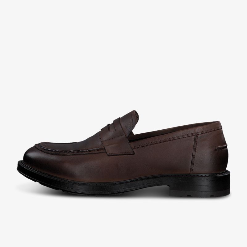 Klassischer brauner Loafer aus Leder mit rutschfester Sohle, ideal für elegante Anlässe und bequemen Alltagskomfort.