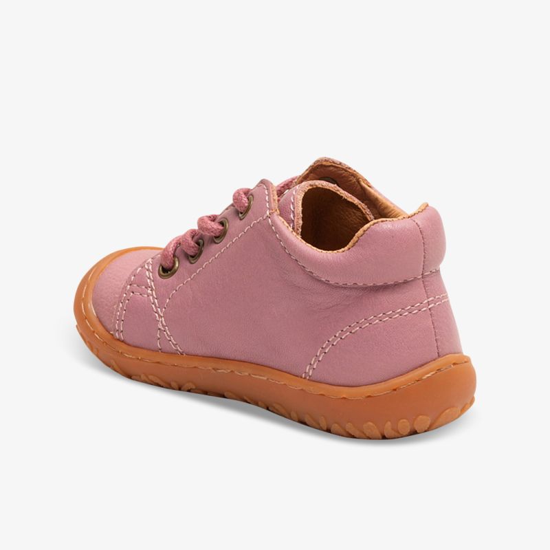 Rosa Kinder Schuh mit rutschfester Sohle, gepolstertem Kragen und flexibler, bequemer Passform, seitliche Ansicht