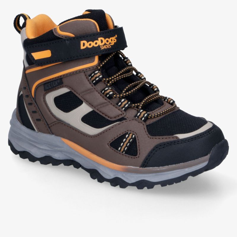 Robuster brauner Outdoor-Schuh mit orangefarbenen Details, griffiger Profilsohle, stabiler Schnürung und gepolstertem Schaft