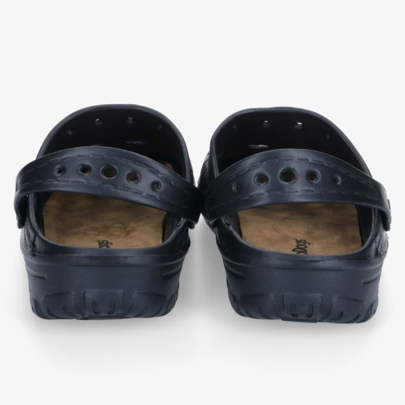 Schwarzes Paar Clogs mit praktischem Fersenriemen, bequemer Passform und markanter Profilsohle von hinten fotografiert