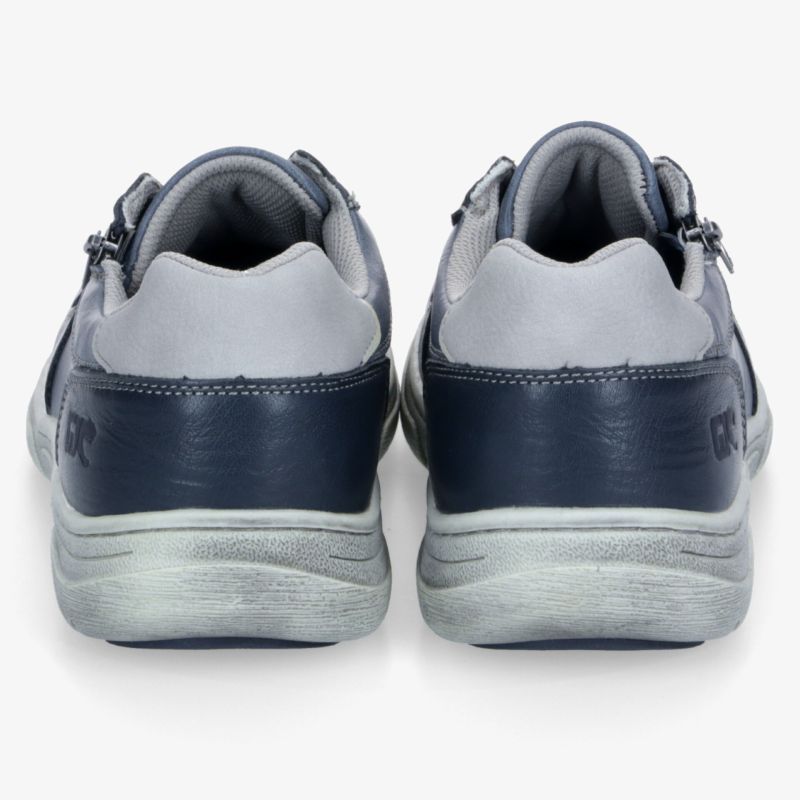 Rückansicht robustes Paar Schuhe mit gepolstertem Einstieg und stabiler, rutschfester Sohle