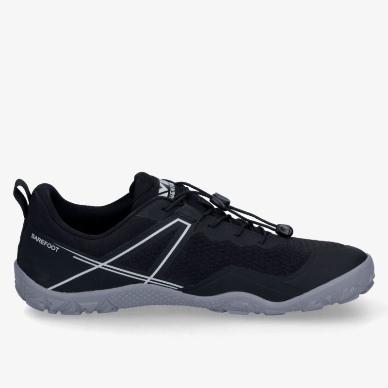 Schwarzer, flexibler Sportschuh mit grauer Sohle und modernem Design für optimalen Komfort und Halt.