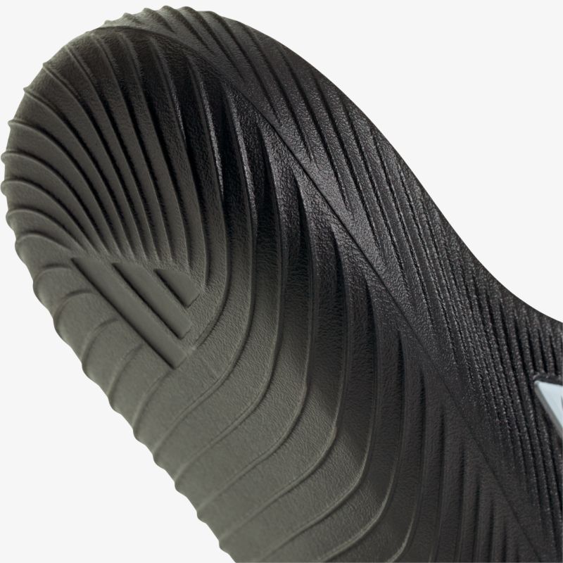 Nahe Ansicht der robusten, profilierten Sohle eines Schuhs mit rutschfestem Material