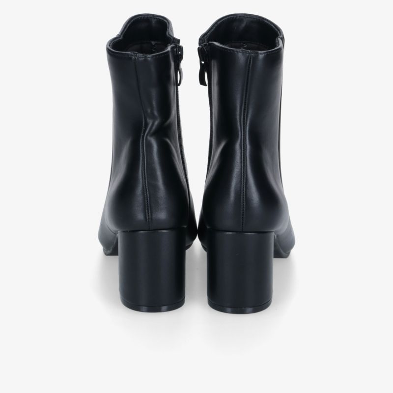 Schwarzes Paar Stiefeletten aus glänzendem Material, rückwärtige Ansicht mit stabilem Blockabsatz und eleganter Form