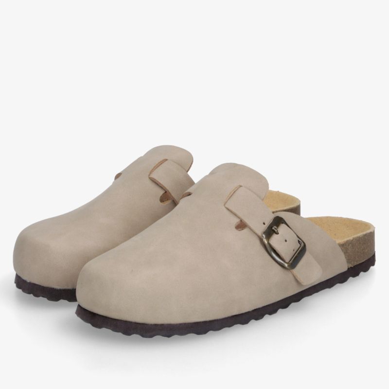 Beige Clogs mit verstellbarer Schnalle für bequemen, sicheren Halt und rutschfeste Sohle. Robustes, atmungsaktives Material.