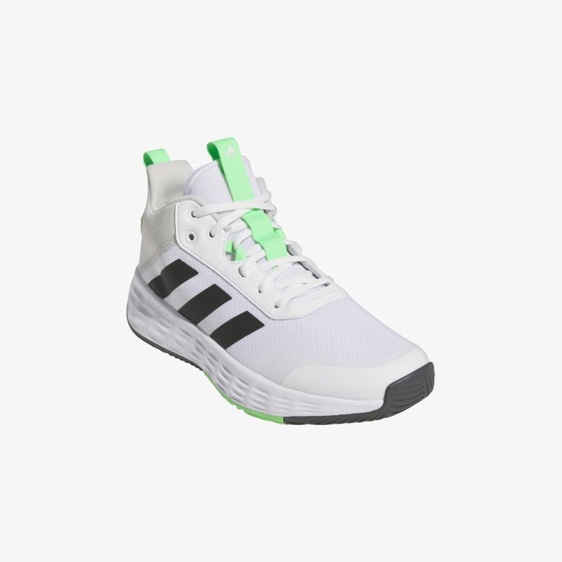 Stilvoller weißer Sneaker mit grünen Akzenten und rutschfester Sohle für optimalen Halt und Komfort.