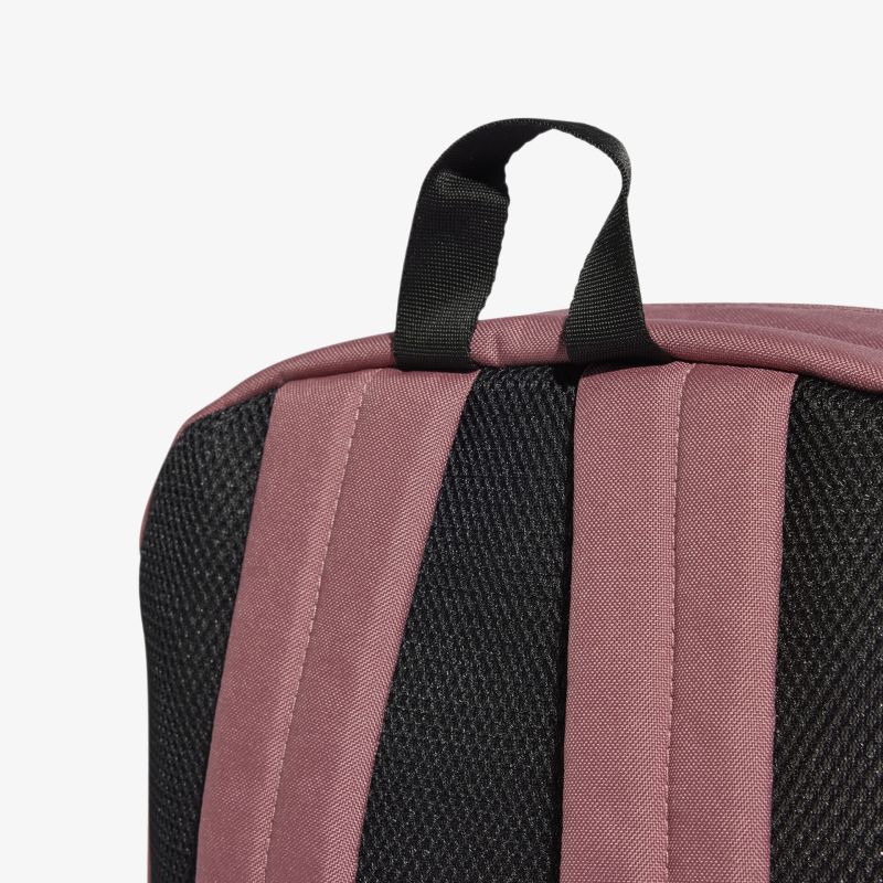 Nahaufnahme gepolsterter Tragegurte und Griffs eines robusten, bequemen und atmungsaktiven Rucksacks