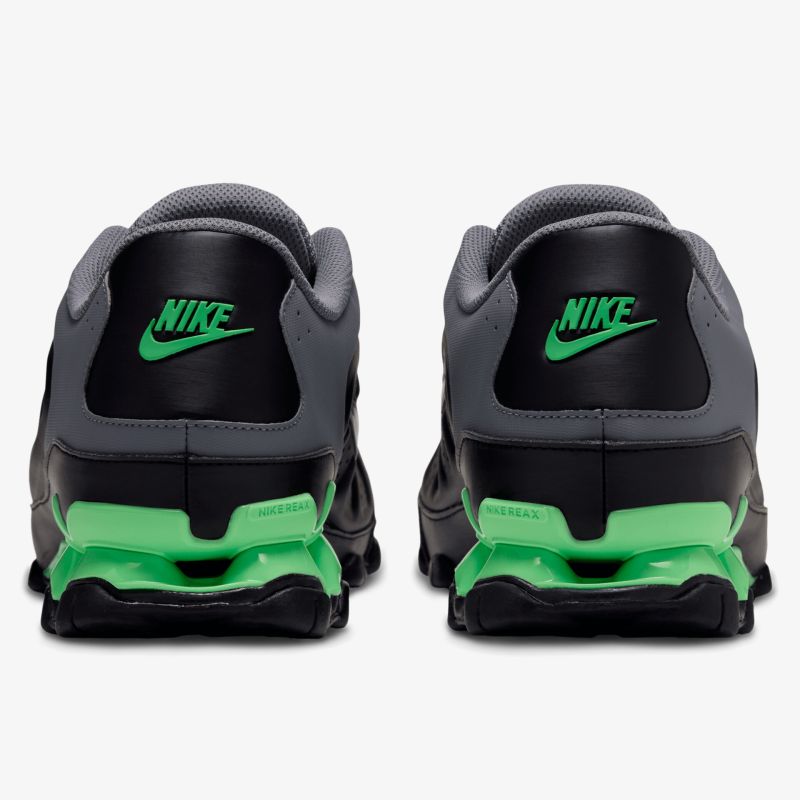 Schwarze Nike Sneaker als Paar von hinten mit markantem grünem Swoosh und sportlicher, profilierter Sohle