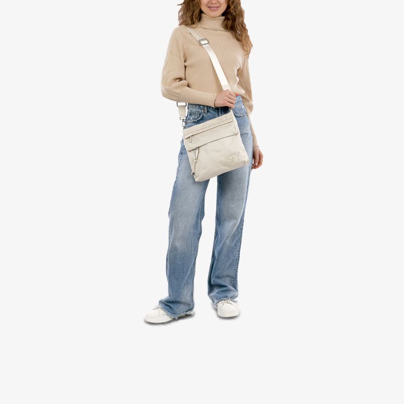 Leichte Tasche mit langem Riemen und praktischem, reduziertem Design für den Alltag getragen