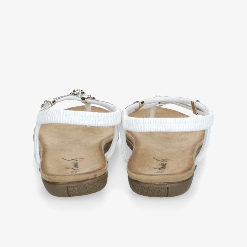 Rückansicht von weißen Sandalen mit verstellbarem Riemen und robuster, bequemer Sohle