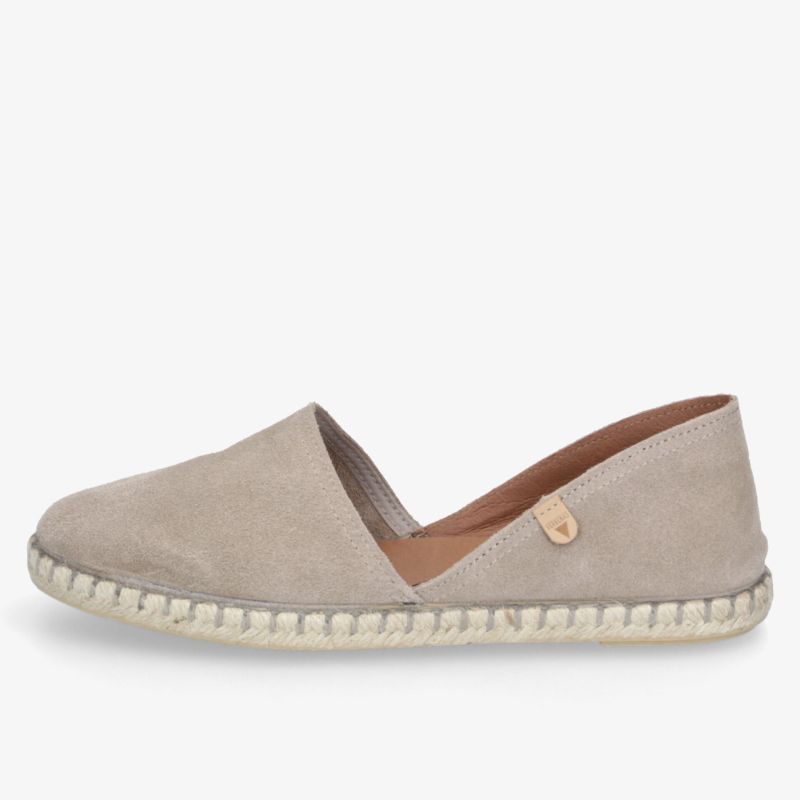Beiger Espadrille Halbschuh mit leichter, flexibler Sohle und bequemem Design in klarer Seitenansicht