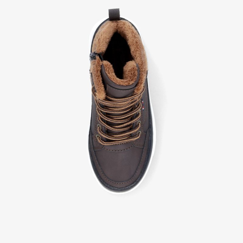 Warmer, robuster Schuh in Draufsicht mit gepolstertem Schaft und stabiler Schnürung, ideal für Outdoor-Aktivitäten