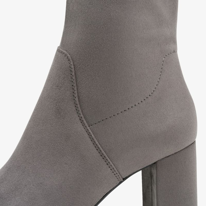 Grauer Stiefel mit hohem Blockabsatz und feiner Naht in eleganter, glatter Optik