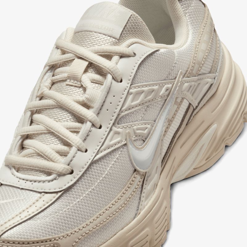 Komfortabler beige Laufschuh mit stilvollem Design.