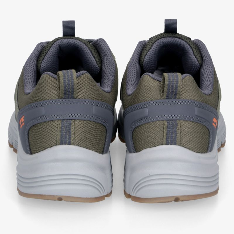 Paar Sportschuhe in Rückansicht, robustes Design mit gepolsterter Ferse und griffiger Sohle für optimalen Komfort.