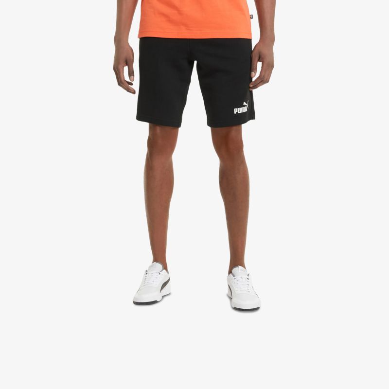 Person trägt weiße Sneaker und schwarze sportliche Shorts, bequem und stilvoll für Alltag und Aktivitäten