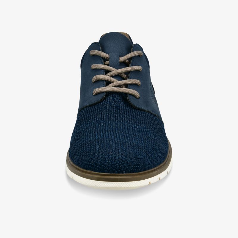 Moderner blauer Schnürschuh mit atmungsaktivem Obermaterial und rutschfester weißer Sohle frontal aufgenommen