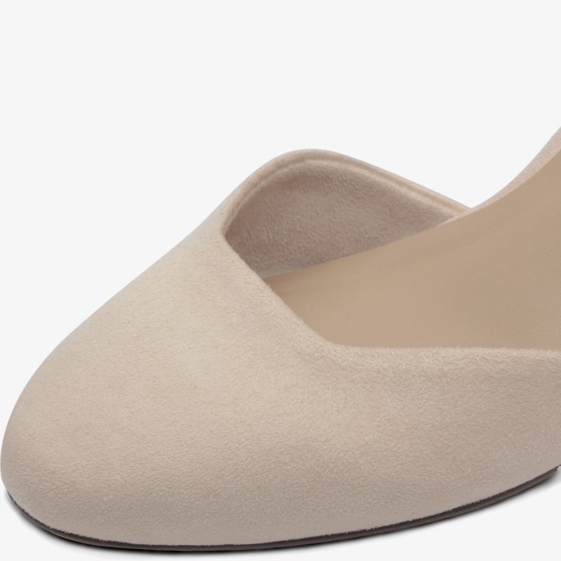 Elegante spitze Schuhspitze in beige mit samtigem Obermaterial, moderne und hochwertige Verarbeitung