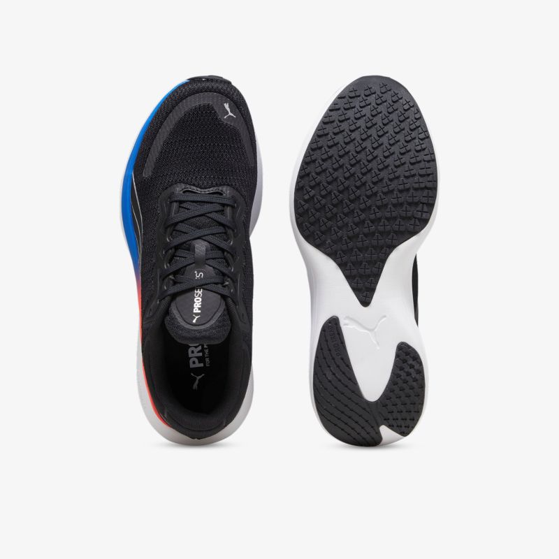 Moderner Sportschuh mit rutschfester Sohle und atmungsaktivem Design, ideal für Freizeit und Sport.