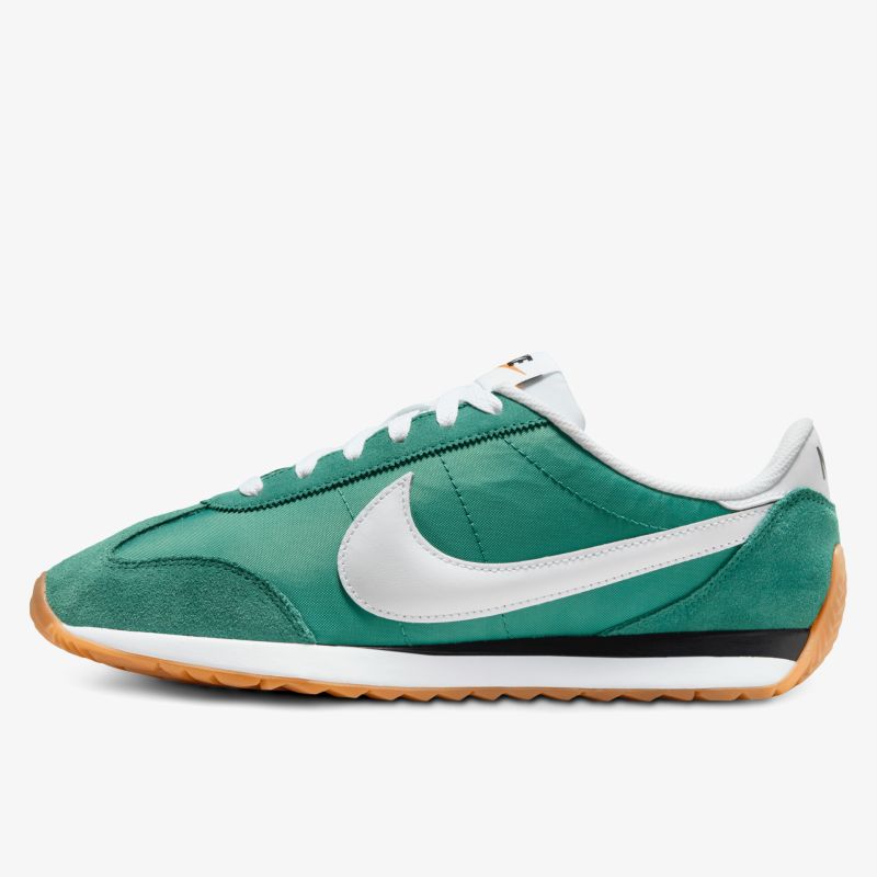 Grüner Sneaker mit weißem Logo und Schnürsenkeln, seitliche Ansicht, sportliches und leichtes Design