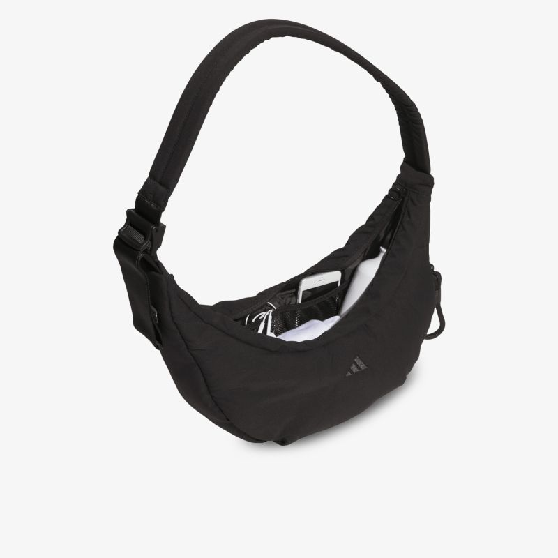 Schwarze kompakte Umhängetasche mit verstellbarem Gurt und praktischem Stauraum