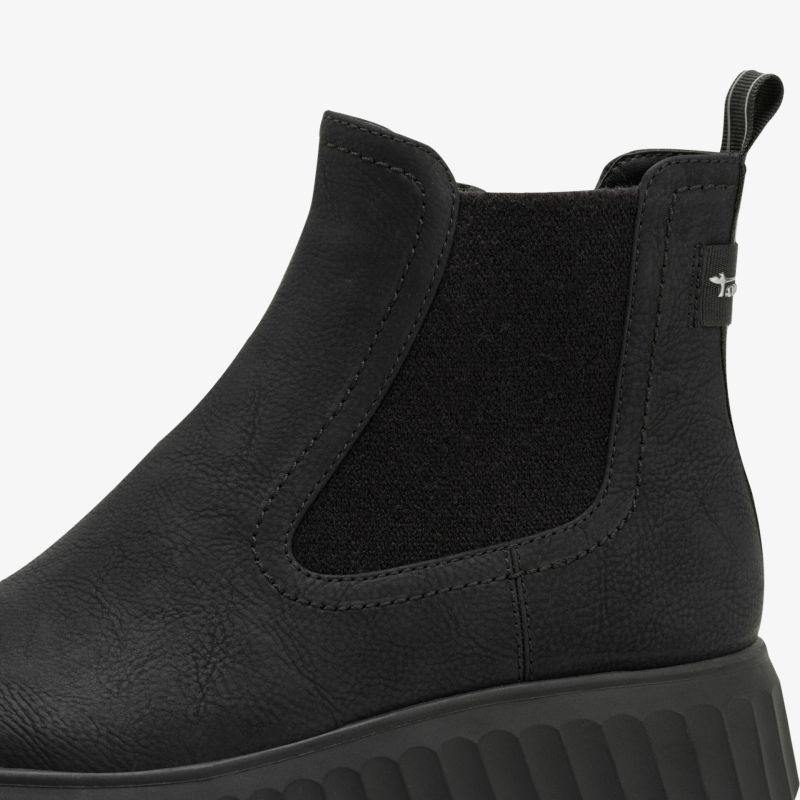 Schwarzer Stiefel mit elastischem Einsatz, rutschfester Sohle und modernem Design in Seitenansicht