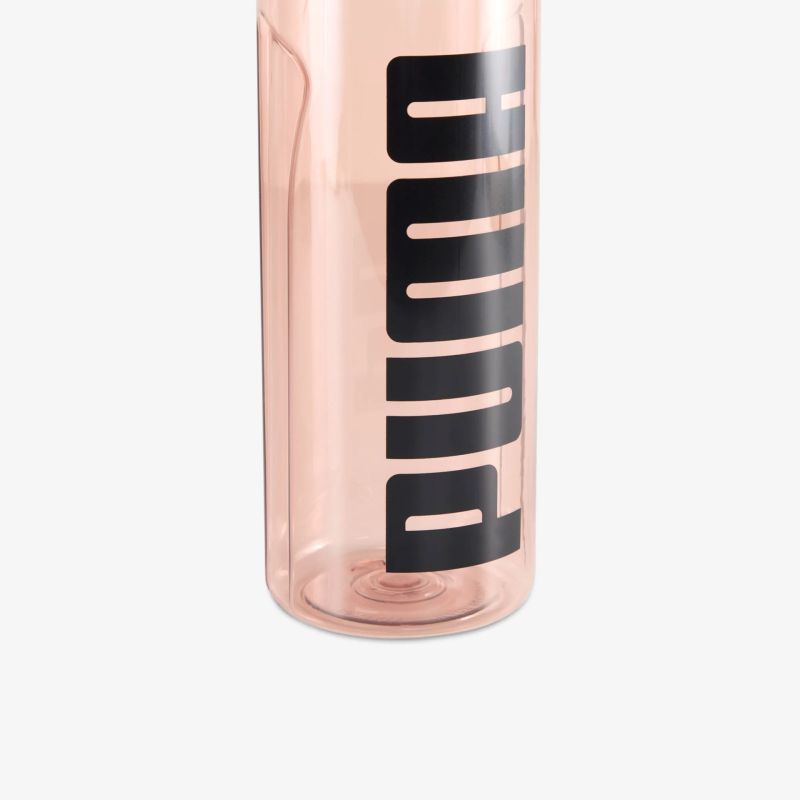Detailbild einer rosa transparenten Puma Trinkflasche mit großem Logo, robust und leicht zu greifen