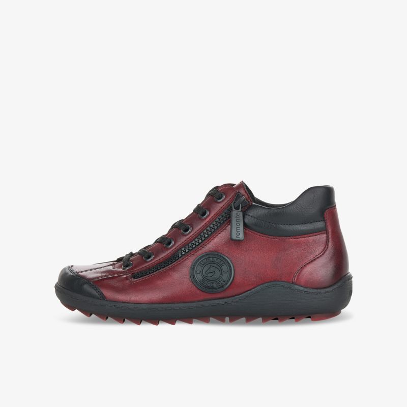 Rote Ledersneaker mit seitlicher Ansicht, rutschfeste Sohle, Reißverschluss und komfortabler Passform für den Alltag