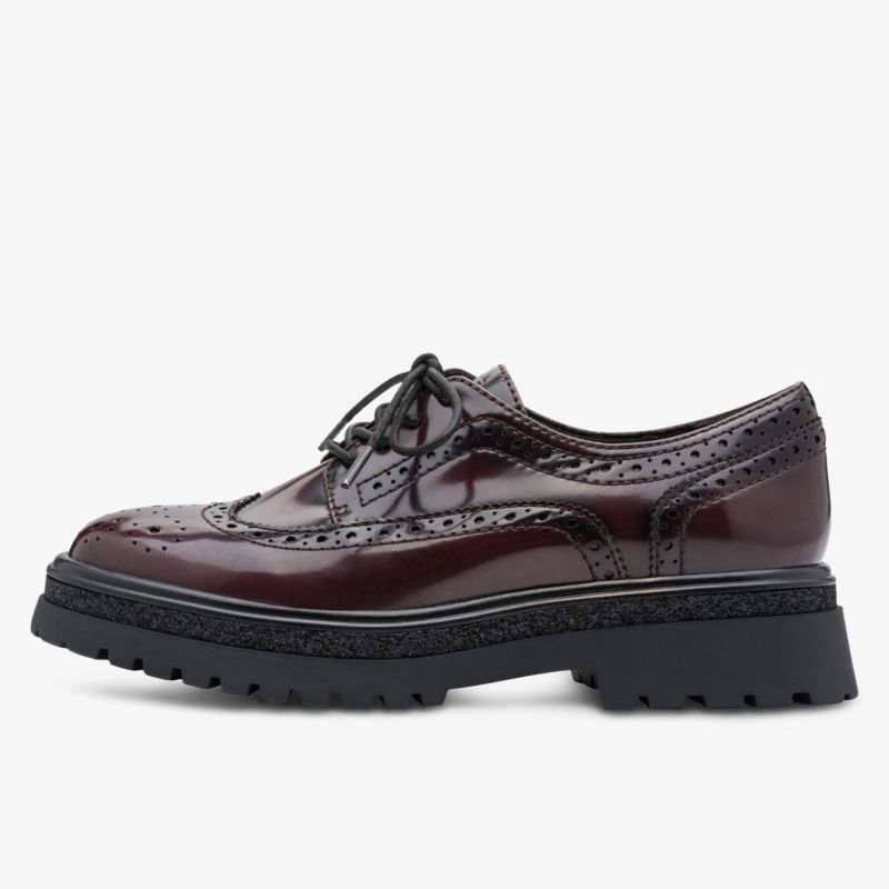Bordeauxfarbener brogue Schnürschuh mit glänzendem Leder und robuster Profilsohle in seitlicher Ansicht
