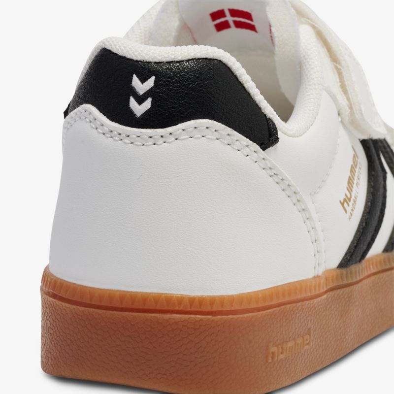 Moderner Schuh mit rutschfester Sohle und stylischer Farbgestaltung.