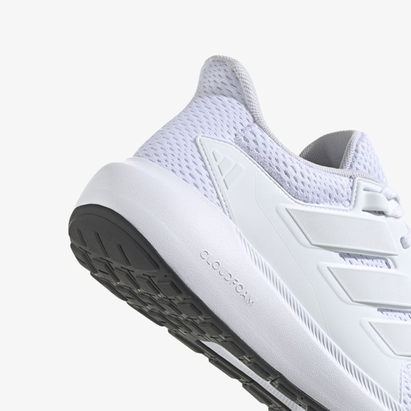 Nahaufnahme eines weißen Sportschuhs mit atmungsaktivem Material und rutschfester Sohle für optimalen Komfort