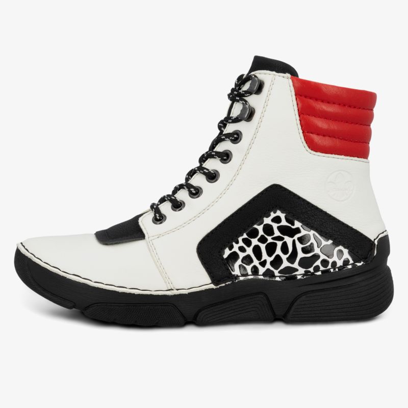 Moderner weißer Sneaker mit rotem Polster, schwarzer Sohle und auffälligem Muster seitlich