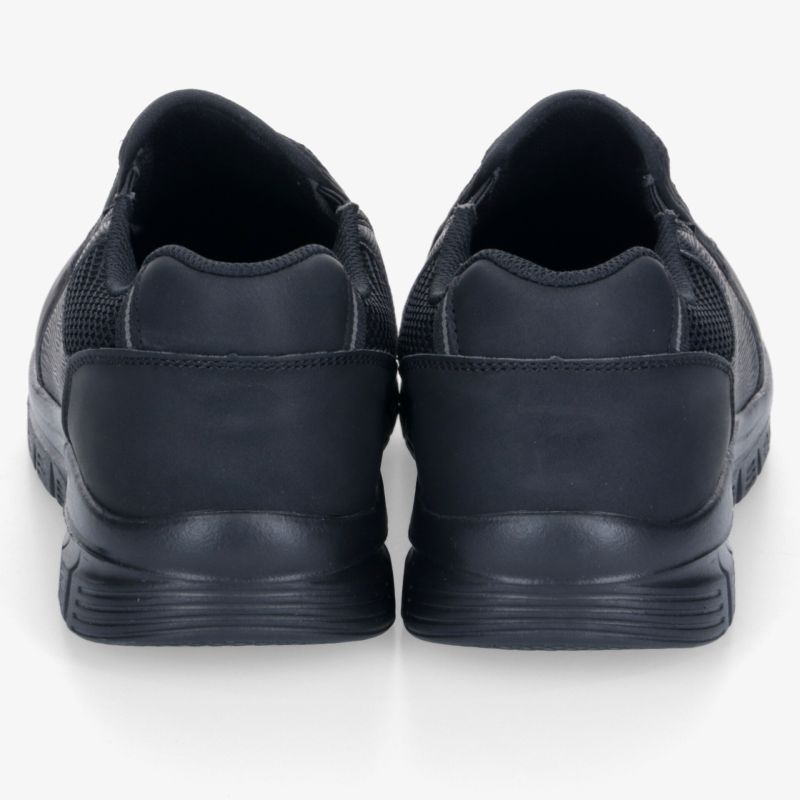 Schwarzes Sneaker-Paar, Rückansicht, weicher gepolsterter Schaft und robuste rutschfeste Sohle sichtbar