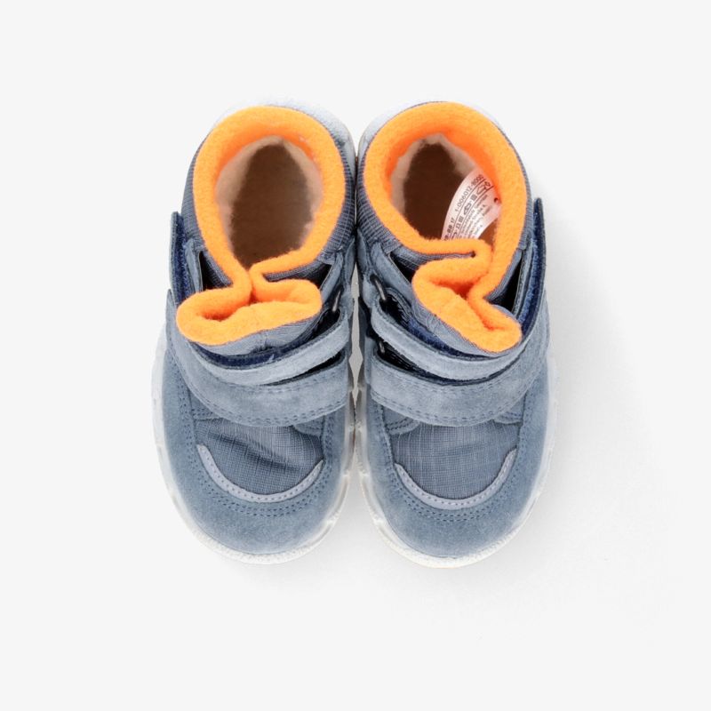 Warme, bequeme Schuhe mit weichem Innenfutter und praktischem Klettverschluss im Paar von oben gesehen